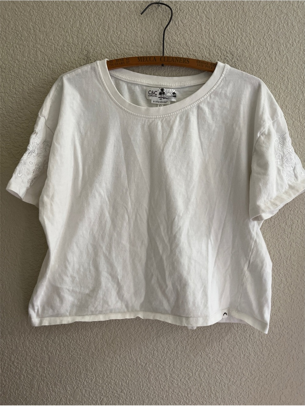 C&C California White Cropped Embroidered Sleeve Tee Women’s Size Large